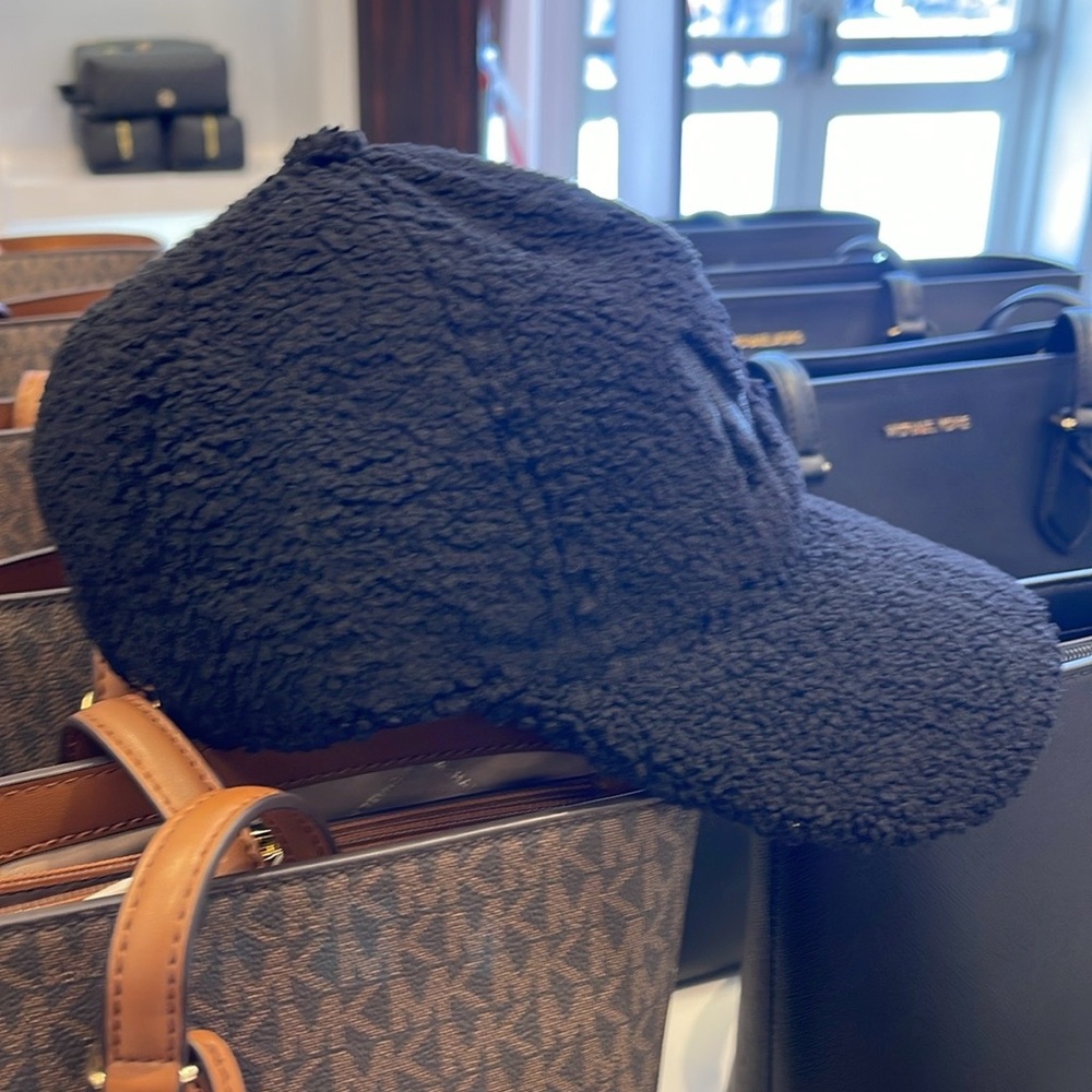 Michael Kors MK Logo Hat Sherpa Adjustable Cap OS
Black NWT
Authentic - Picture 3 of 16